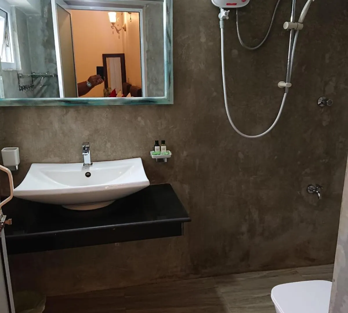***  Forever City Hotel Kiribathgoda Sri Lanka